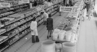 Nowy SAM - samoobsługowy sklep spożyuwczy na Ratajach - 25.05.1975 Foto: Stanisław Wiktor / Cyryl