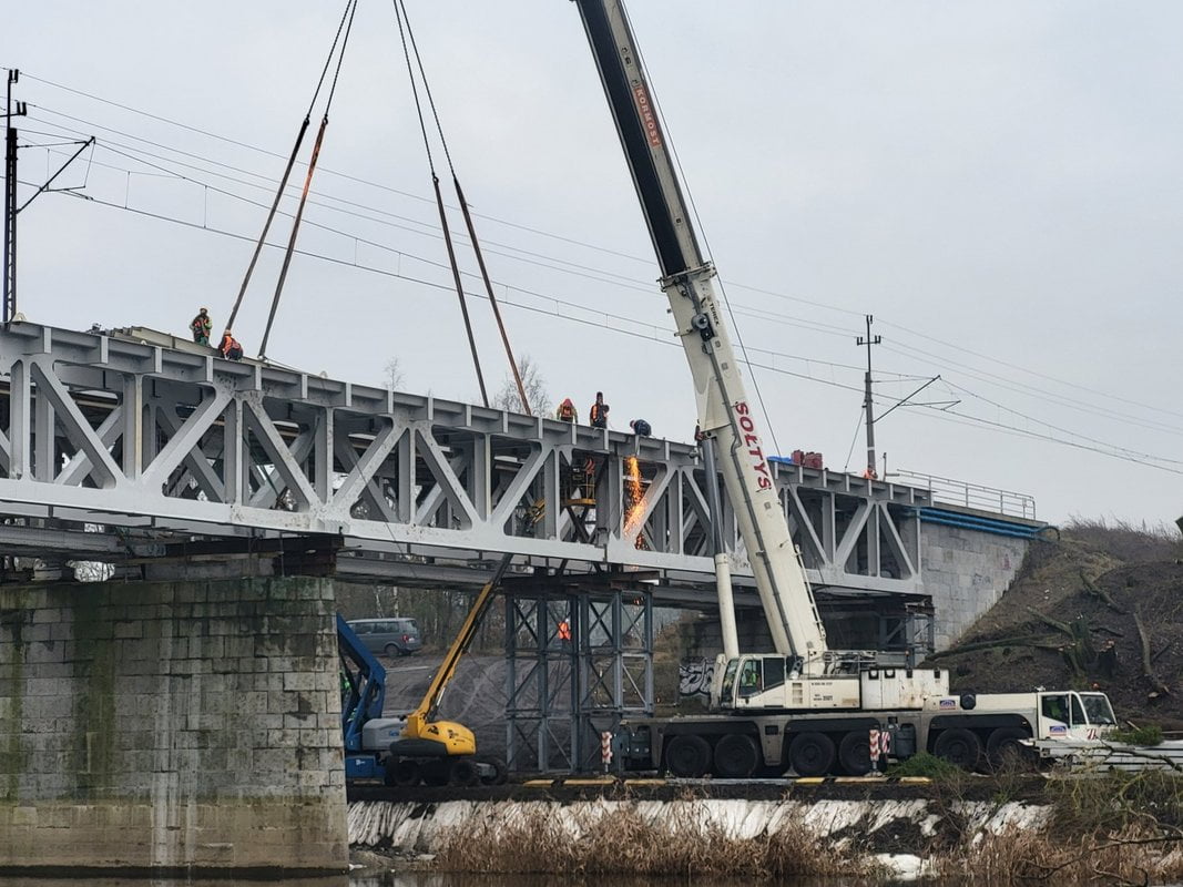 Montaż nowego przęsła na moście kolejowym nad Wartą w Obornikach Foto: Radek Śledziński